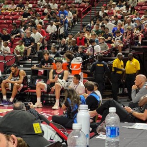 性格真好！队记晒照，杨瀚森配合记者们比✌️拍照